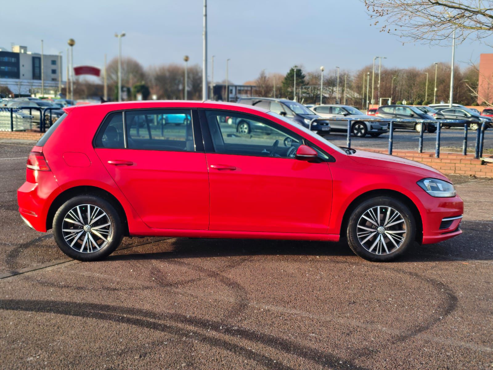 
								Volkswagen Golf SE full									