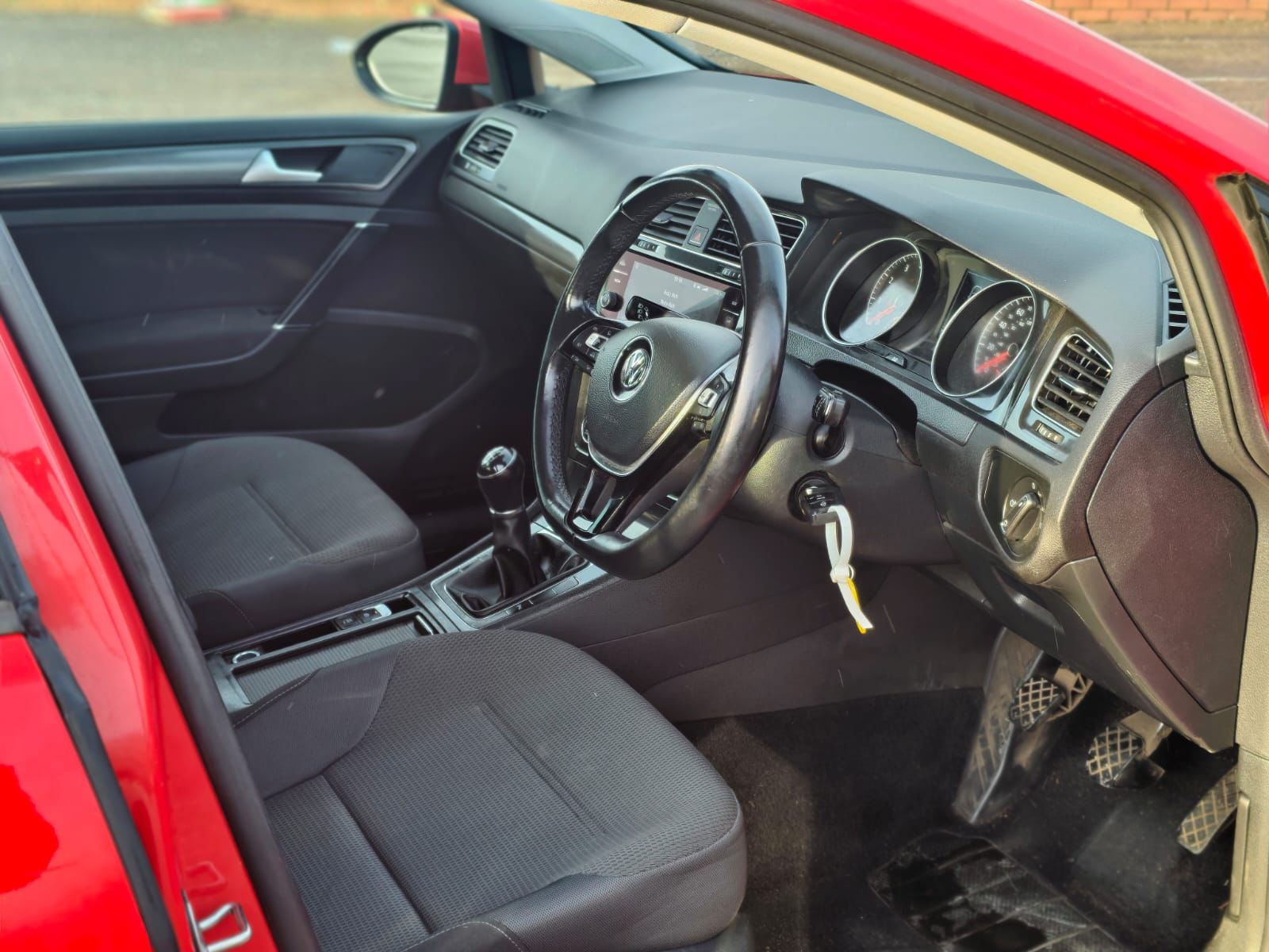 
								Volkswagen Golf SE full									