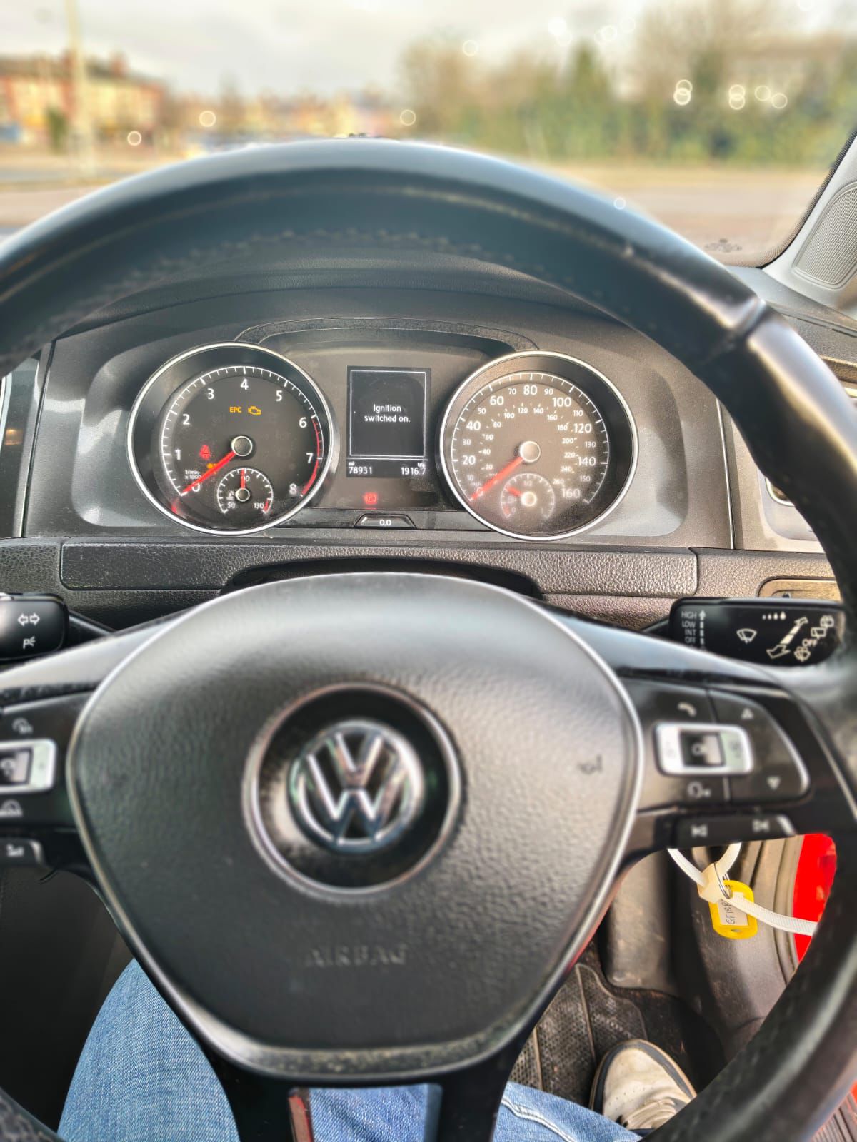 
								Volkswagen Golf SE full									