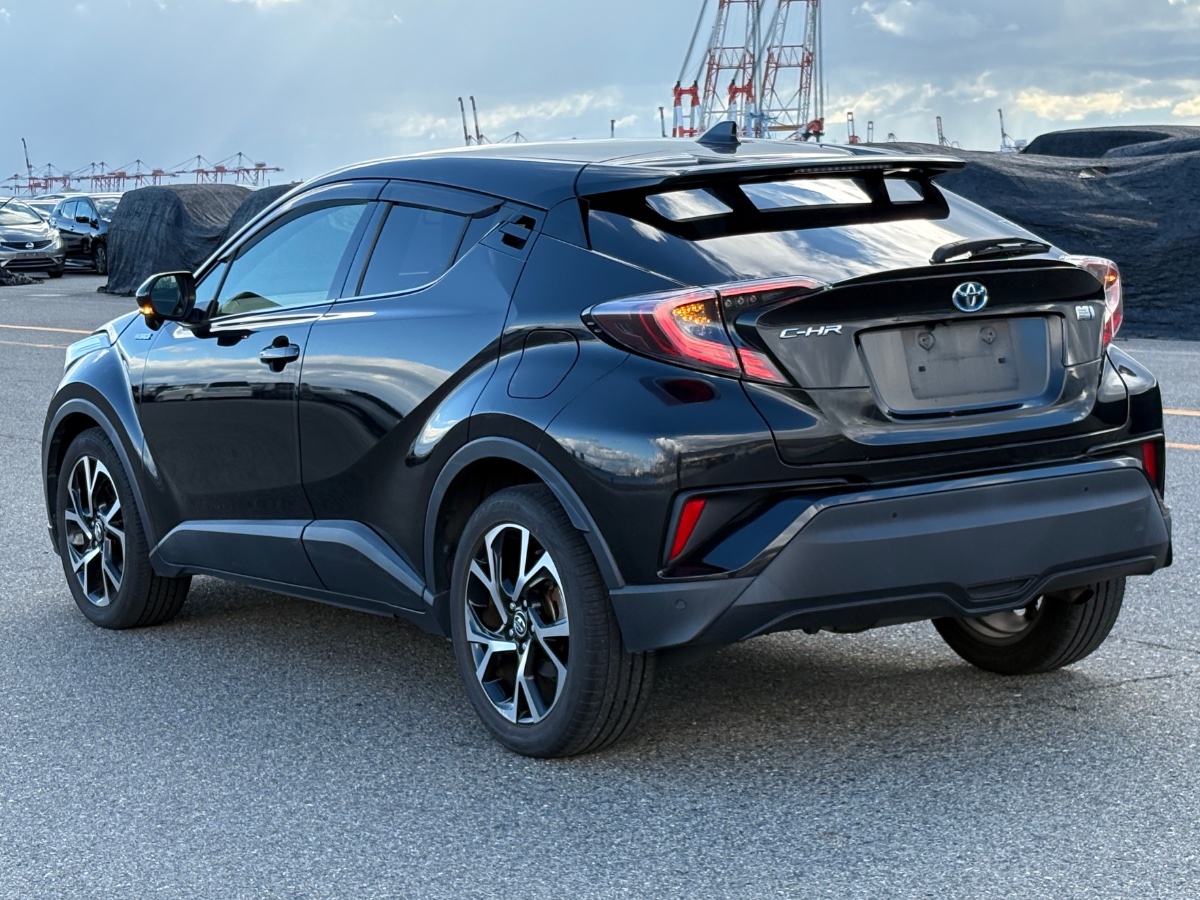 
								Toyota C-HR full									